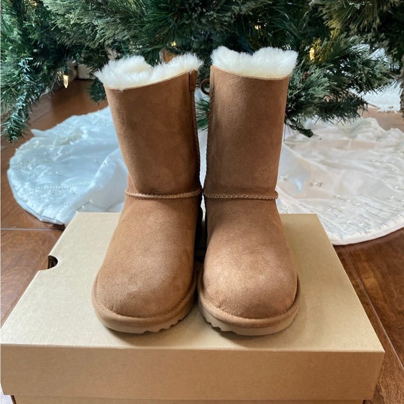 Ugg Kristabelle girls boots - Picture 1 of 5